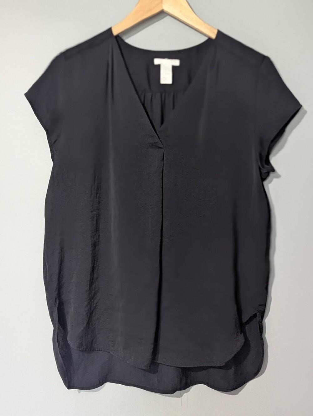 H&M Women's Black‎ V-Neck Short Sleeve Blouse Flowy Relaxed Fit Summer